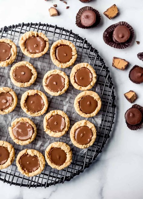 Peanut Butter Cup Cookies - My Baking Addiction Peanut Butter Cookie Cups, Peanut Butter Sandwich Cookies, Cup Cookies, Peanut Butter Cup Cookies, Easy Peanut Butter Cookies, Peanut Butter Candy, Peanut Butter Cookie Dough, Holiday Cookie Exchange, Peanut Butter Blossoms