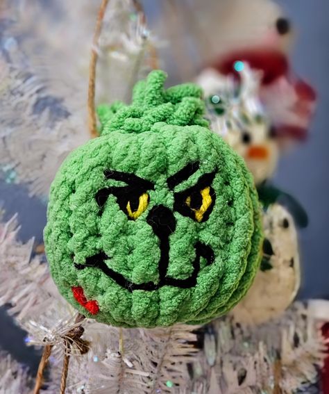 My husband has been making a bunch of cute ornaments using a loom! Look at those embroidery skills! I love them all! Cute Ornaments, Christmas Jingles, Fun Arts And Crafts, Christmas Knitting, Loom Knitting, Jingle Bells, My Husband, Happy Holidays, Loom