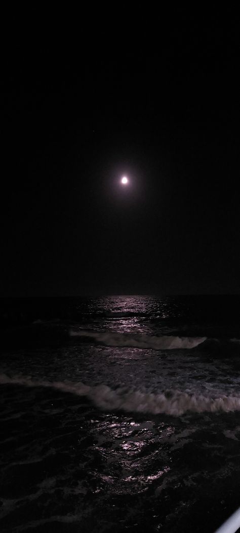 Full Moon Photography, Dark Beach, Moon Beach, Beach Night, Under The Moon, Moon Photography, Beach Wallpaper, Black Aesthetic Wallpaper, Feeling Blue