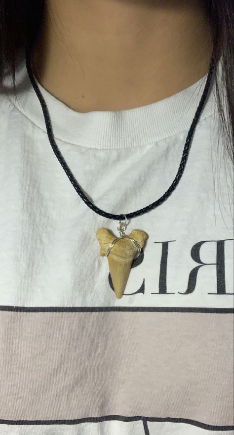 Shark Tooth Necklace Aesthetic, Shark Teeth Necklace, Dr Accessories, Shark Teeth Jewelry, Shark Tooth Pendant, Tooth Pendant, Shark Tooth Necklace, Teeth Jewelry, Tooth Necklace