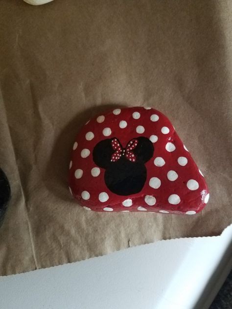 Minnie Mouse Rock Painting, Minnie Mouse Painted Rocks, Happy Rock, Diy Rock Art, Rock And Pebbles, Christmas Rock, Painted Rocks Diy, Rock Painting Ideas Easy, Rock Painting Patterns