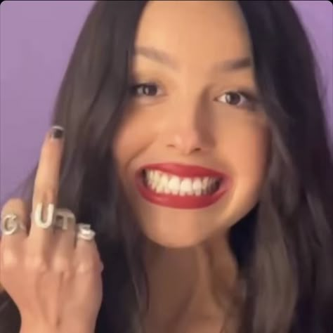 Olivia Rodrigo Reaction Pics, Olivia Rodrigo Middle Finger, Olivia Rodrigo Icons Rares Pfp, Funny Olivia Rodrigo Pics, Olivia Rodrigo Funny Pics, Olivia Rodrigo Meme, Funny Olivia Rodrigo, Olivia Rodrigo Funny, Olivia Song