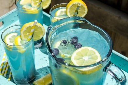 Blue Lemonade Recipe, Super Bowl Menu, Mary's Kitchen, Blue Lemonade, Blue Punch, Blue Juice, Purple People, People Eater, Blue Drinks