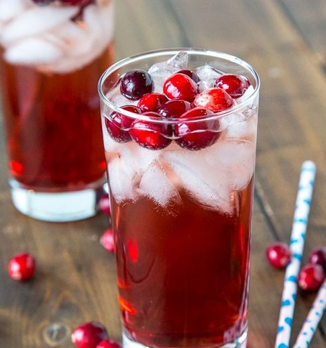 Holiday Wine Spritzer Wine Punch Recipes, Red Wine Spritzer, Spritzer Drink, Wine Spritzer Recipe, White Wine Cocktail, Cranberry Ginger Ale, White Wine Spritzer, Christmas Cocktails Easy, Cranberry Wine