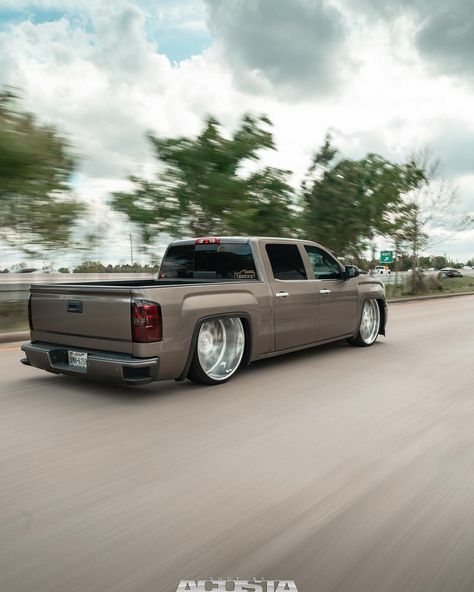 GMC Sierra crew cab.. @staticsierra 😈 Gmc Trucks Sierra, Chevy Luv, Silverado Truck, Chevy Trucks Silverado, Dropped Trucks, Lowered Trucks, C10 Chevy Truck, Truck Interior, Custom Chevy Trucks