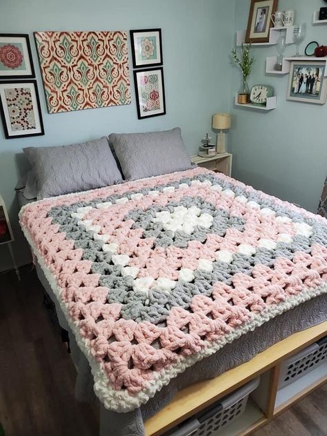 Chenile Blanket, Crochet Bedsheets, Crochet Tote Pattern, Crochet Mat, Crochet Blanket Designs, Crochet Granny Square Blanket, Granny Square Blanket, Pattern Ideas, Blanket Knitting Patterns