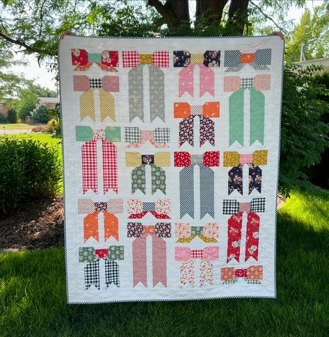 Top Knot release day! Pen and Paper Pattern’s latest quilt pattern releases today and we have kits! Made up of Bloomberry fabric by @zeriano this darling quilt was pieced and designed by the delightful @annmariesoel and quilted by the talented @marciwarren . Kits are available now. This quilt finishes at 53.5” x 65.5” and comes together pretty easily. Appropriate for a confident beginner. #quiltersgonnaquilt #sewersgonnasew#igquiltingcommunity #quiltsofinstagram #quiltlife #quiltingfun #q... Knot Quilt, Minki Kim, Quilts Blocks, Navy Gingham, Paper Patterns, Ann Marie, How To Finish A Quilt, Paper Pattern, Quilt Kit