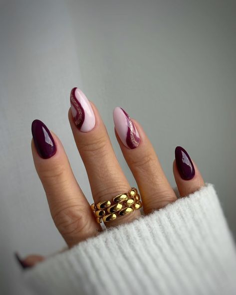 Discover 37 Fall Nails: Chic Trends & Seasonal Nail Art Ideas Burgundy Nail Designs, Deep Red Nails, Navy Nails, Rose Gold Nails, Seasonal Nails, Red Nail Designs, Wedding Nails For Bride, Pearl Nails, Burgundy Nails