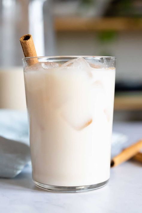 Agua de Horchata, also known as rice water, is an incredibly delicious and creamy summer drink well known all over Latin America and Spain. This recipe is an easy version of Mexican Agua de Horchata that is served in any Mexican restaurant together with Agua de Jamaica. Agua Horchata, How To Make Horchata, Mexican Horchata, Homemade Horchata, Genmaicha Tea, Toasted Rice, Horchata Recipe, Cinnamon Drink, Mexican Drinks