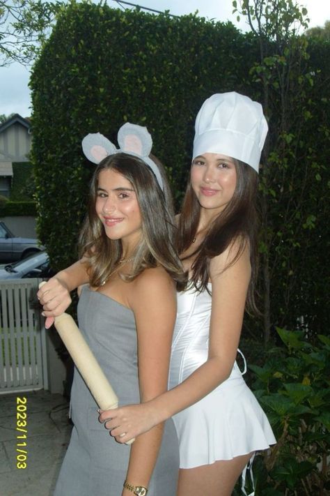 This year me and my friends will be wearing one of these duo halloween costumes. We do everything last minute and these funny duo halloween costume ideas are the best! Costumes For Teenage Girl, Black Halloween Costumes, Halloween Duos, Kostum Halloween, Kostuum Halloween, Cute Group Halloween Costumes, Classy Halloween Costumes, Matching Halloween Costumes, Bff Halloween Costumes