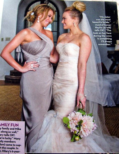 Hilary Duff wedding with her sister Haylie. Hilary Duff Wedding, Haylie Duff, Bridesmaid Colors, Peinados Recogidos, Designer Bridal Gowns, Dress Clip, Famous Singers, Bohemian Wedding Dresses, Best Style