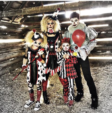 Clown Photoshoot, Harmony Beus, Scary Couples Halloween Costumes, Scary Clown Costume, 3 People Costumes, Couples Costumes Creative, Costume Family, Clown Halloween Costumes, Photo Halloween