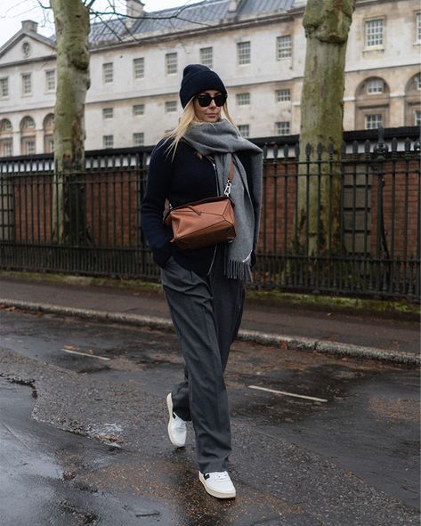 Grey Trousers Outfit, Wide Leg Trousers Outfit, Emma Hill, Trainers Outfit, Beanie Outfit, Look Adidas, Estilo Indie, Mode Casual, Outfits With Hats