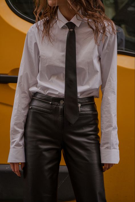 Shirt And Tie Women Aesthetic, Punk Tie Outfit, Shirt And Tie Women, Tie Outfit For Women, Tie Women Outfit, Punk Tie, Tshirt Tie, Women In Tie, Tie Outfit