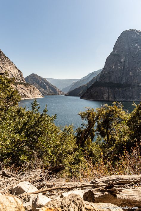 Hetch Hetchy Reservoir in Yosemite National Park Yosemite National Park Map, Yosemite Map, Yosemite Hikes, Yosemite Trip, Yosemite Park, Mountain Lakes, Arizona Road Trip, Sierra Nevada Mountains, National Parks Map