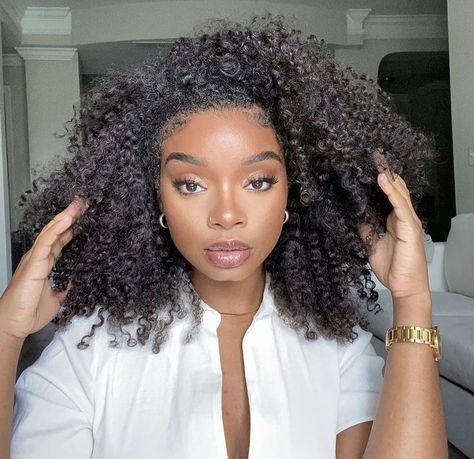 Weave Hairstyles Curly, Curly Hair Weave, Woc Makeup, Curly Weave, Curly Weave Hairstyles, Casual Makeup, Natural Hair Inspiration, Natural Hair Tips, Hair Crush