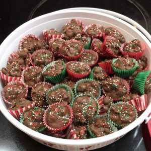 Christmas Crock, Crockpot Christmas, Christmas Candy Easy, Crockpot Candy, Recipe Slow Cooker, Slow Cooker Desserts, Homemade Candies, Semi Sweet Chocolate Chips, Just Cooking