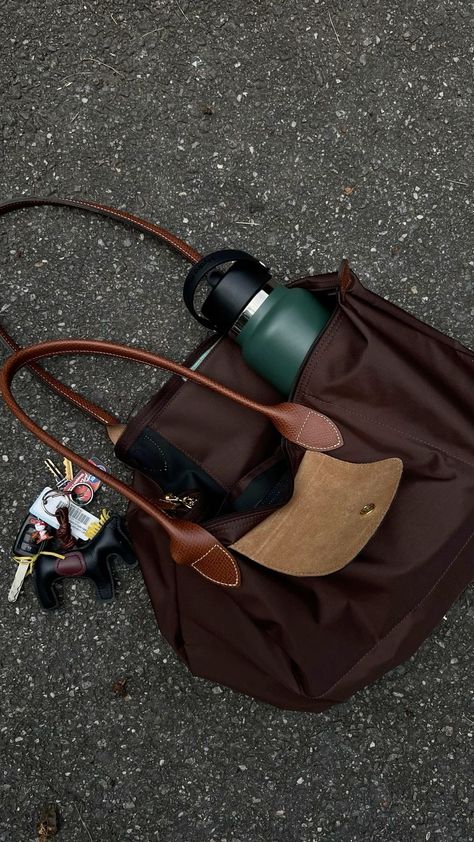 Brown Longchamp Bag, Brown Longchamp, Long Champ Bag, Long Champ, Uni Bag, Hydro Flask Water Bottle, Essentials Aesthetic, Longchamp Bag, Inside My Bag