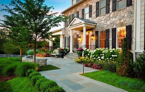 Home Landscaping Ideas To Inspire Your Own Curbside Appeal Small Front Yards, Front Yards Curb Appeal, Modern Front Yard, Small Front Yard Landscaping, Small Front Yard, Front Yard Design, Easy Landscaping, Front Landscaping, Home Landscaping