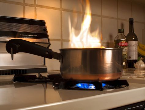 How Do You Put Out A Stovetop Fire? Nutrition Classes, Kitchen Safety, Fire Food, Cooking 101, Cooking Art, Food Facts, Fun Cooking, Food Safety, Kitchen Aid Mixer