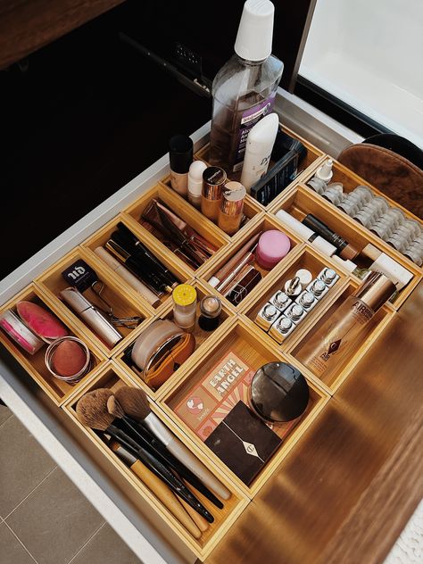 Have drawers in your bathroom vanity? Inserts are a must. Here we filled the entire drawer with bamboo inserts to give our client as many categories as possible 🤍 Swipe for before 📷 Vanity Drawers Organization, Drawers Organization, Bathroom Vanity Drawers, Vanity Drawers, Organize Drawers, Bathroom Organization, Bathroom Vanity, Drawers, Vanity