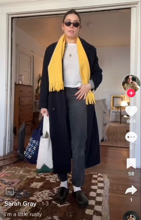 Super Birki Outfit, Yellow Scarf Outfit Winter, Super Birki Clog Outfit, Yellow Scarf Outfit, Clogs Street Style, Black Vintage Jeans, Clog Outfit, Scarf Outfit Winter, Super Birki