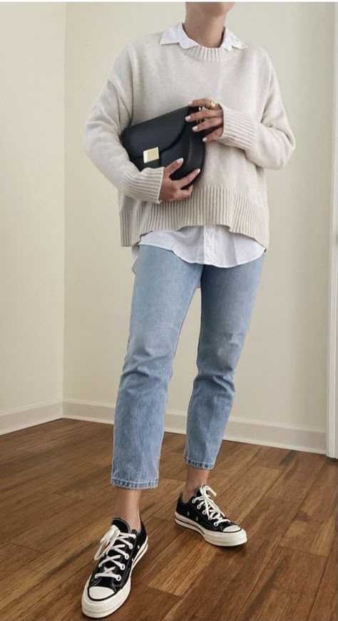 Classic Laid Back Style, Light Fall Outfits Casual, White Converse Business Casual, Minimal Style Outfits Women, Easy Weekend Outfit, Everyday Mum Outfit, Scandinavian Mom Style, Moms Outfit Casual, Windy Outfit Ideas