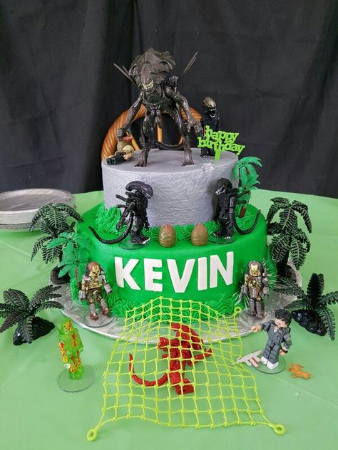 Alien vs Predator cake birthday Xenomorph Cake, Alien Birthday Party, Alien Cake, Alien Birthday, Nerdy Nummies, Alien Party, Movie Cakes, Christian Birthday, Movie Birthday