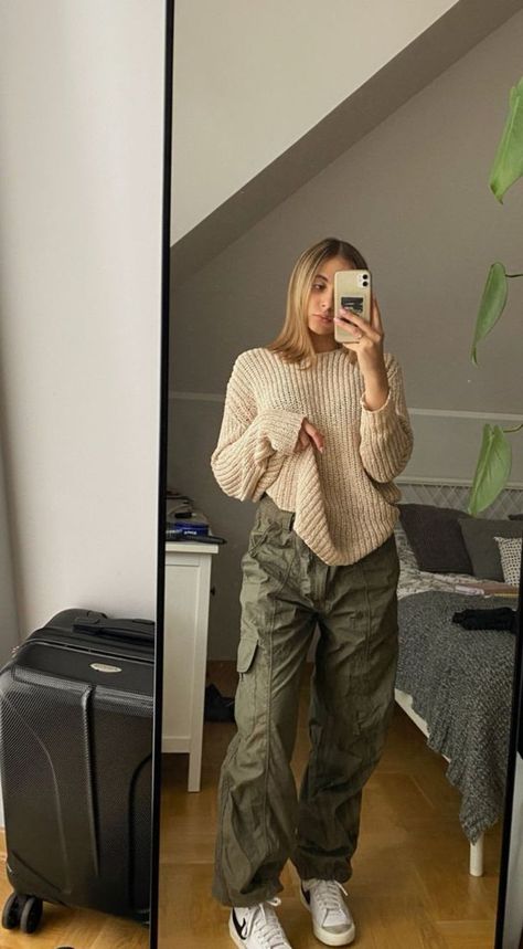 Baggy Utility Pants Outfit, Green Cargo Pants Fall Outfit, Green Parachute Pants Outfit Winter, Outfits With Nike Blazers For Women, Green Cargo Pants Outfit Winter, Parashoot Pants Outfit, Green And Khaki Outfit, Style Green Cargo Pants, Olive Cargo Pants Outfit