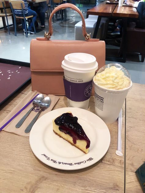 Coffee bean and tea leaf ☕️ #cbtl #caramelmacchiato #blueberrycheesecake #coffee The Coffee Bean And Tea Leaf Drinks, Coffee Bean And Tea Leaf Aesthetic, Coffee Bean And Tea Leaf, Minuman Starbucks, All U Can Eat, Sweet Cafe, Coffee Latte Art, Tumblr Food, Coffee Pictures