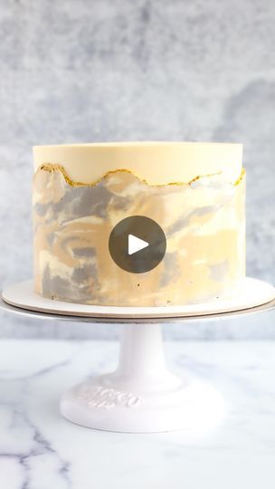 Marble Buttercream Cake, Marble Buttercream, Buttercream Transfer, Cake Techniques, Gold Luster Dust, Swiss Rolls, Icing Frosting, Luster Dust, Swiss Roll