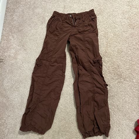 Never Worn Parachute Pants Cargo, Cargo Pants Low Rise, Pants Low Rise, Y2k Cargo Pants, Brown Cargo Pants, Earthy Outfits, Urban Outfitters Pants, Pants Cargo, Brown Pants