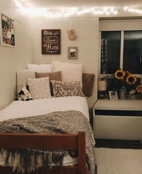 College Bedroom Decor, Beautiful Dorm Room, Dorm Sweet Dorm, Dorm Inspiration, College Bedroom, Dorm Diy, Dorm Room Diy, College Ideas, Cool Dorm Rooms