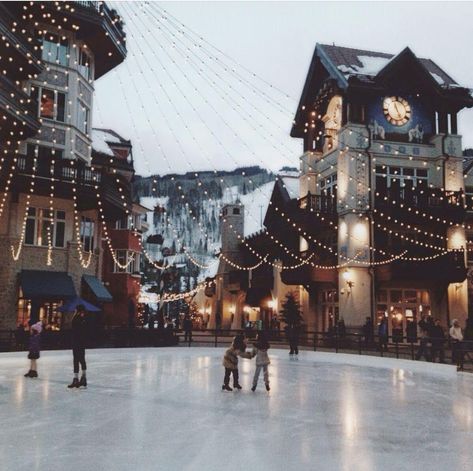 Vail Colorado Skiing, Vail Village Colorado Winter, Vail Colorado Aesthetic, Vail Aesthetic, Vail Christmas, Vail Colorado Winter, Christmas Skiing, Ski Trip Aesthetic, Colorado Aesthetic