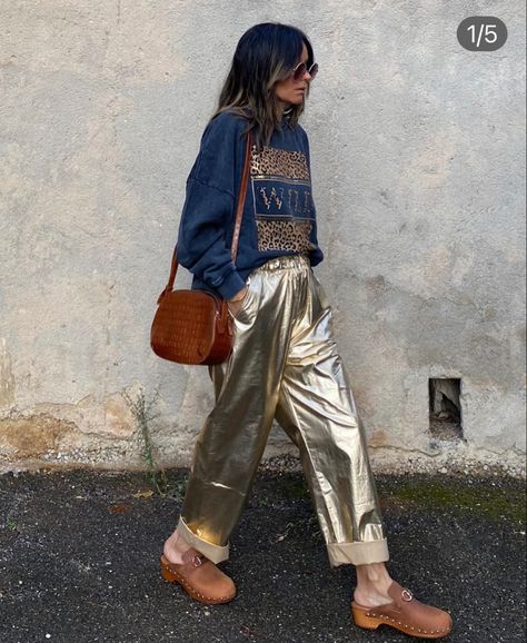 Everyday Street Style, Metalic Pants Winter Outfit, Chic Metallic Winter Bottoms, Metallic Full-length Bottoms For Fall, Trendy Metallic Full Length Pants, Metallic Jeans Outfit, Metallic Top Outfit, Metallic Pants Outfit, Trendy Metallic Full-length Pants