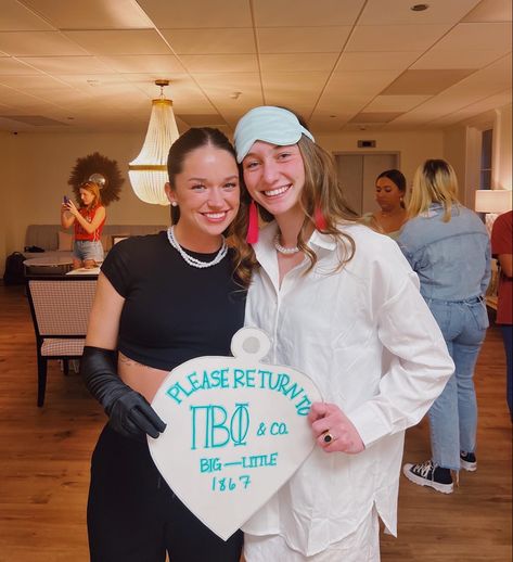 Ole Miss Pi Phi big little reveal Breakfast at Tiffany’s theme! Big Little Quotes, Big Little Sorority Shirts, Sorority Themes, Big Little Basket, Tri Delt, Big Little Shirts, Big Lil, Sorority Events, Bid Day Themes