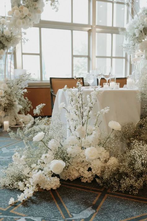 Sweetheart Table Flower Arrangements, Bridal Table Flowers, White Flower Centerpieces, Modern White Wedding, Sweetheart Table Flowers, Tall Floral Arrangements, Table Floral Arrangements, White Floral Arrangements, Table Flower Arrangements