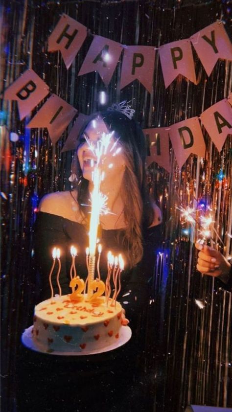 Euphoria Themed Birthday Party, Cake 18th Birthday, 17 Doğum Günü, 15th Birthday Party Ideas, 18th Birthday Party Themes, 17th Birthday Ideas, Happy Birthday 18th, Simple Birthday Decorations, Glow Birthday