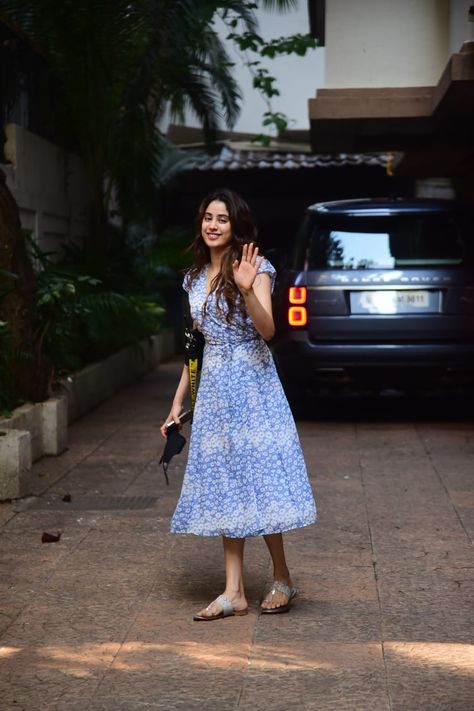 Janvi Kapoor, Jahnvi Kapoor, Jhanvi Kapoor, Round Dress, Kalamkari Dresses, Long Hair Images, Airport Look, Vacation Vibes, Ali Khan