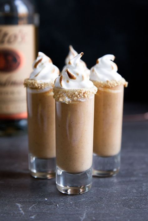 Pumpkin pie gets a delicious twist in these Boozy Pumpkin Pie Shooters! Pie Shooters, Pumpkin Milkshake, Eggnog Cocktail, Shooter Recipes, Broma Bakery, Easy Pumpkin Pie, Boozy Drinks, Halloween Cocktails, Shot Recipes