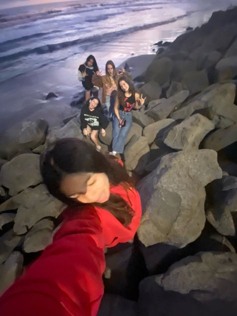 Places To Go With Your Friends, Friend Group Trip Pictures, Friend Group Vacation, Friendgroup Aesthetic Summer, Group Of Friends Trip Aesthetic, Cute Friend Poses, Summer Friend Group Beach, Best Friend Poses, Summer Friends