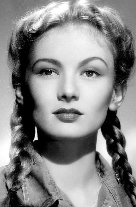 L'icona di bellezza dell'anno in cui sei nata Veronica Lake Style, Boo Hairstyle, Jeanette Mcdonald, 1940's Hair, The Veronicas, Hollywood Beauty, Betty Grable, Iconic Beauty, Veronica Lake