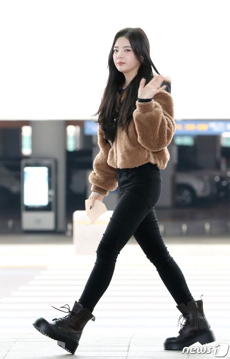 Icn Airport, Fitness Inspiration Body, Airport Style, Ulzzang Girl, Asian Fashion, Fashion Makeup, Pretty Outfits, Kpop Girls, Korean Fashion