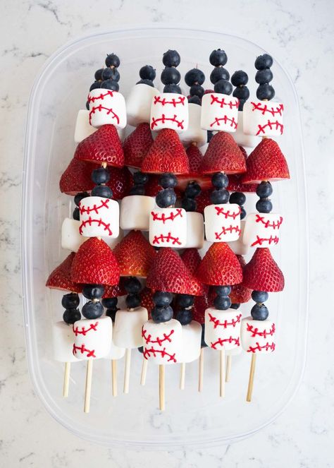 Baseball fruit skewers with marshmallows, strawberries and blueberries - a quick and tasty snack idea for kids games, parties and more! Baseball Fruit Kabobs, Softball Fruit Tray Ideas, Baseball Party At The Park, Baseball Birthday Party Snacks, Baseball Birthday Treats, Baseball Kabobs, Baseball Treat Ideas, Baseball Party Appetizers, Baseball Breakfast Ideas