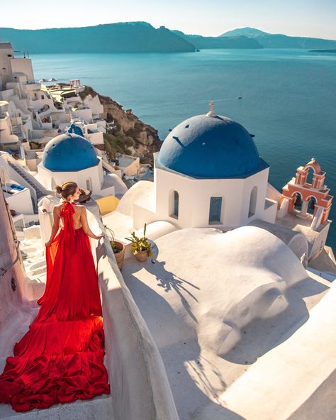 Most Instagrammable Places in Santorini you Can't Miss! From blue dome churches, sunset in Oia, typical Santorini-style houses, to the pink church, this post reveals the top 15 Instagram Spots in Santorini and includes tips on how to get there, how to avoid crowds, and the best time to take photos. | Santorini Instagram | Santorini Travel Guide | Best Locations and Photo Tips | Oia Instagram Spots | Imerovigli Instagram Spots | Oia Sunset | Santorini Greece Photography | Santorini house Santorini Outfit, Santorini Honeymoon, Grecia Santorini, Santorini Travel Guide, Santorini House, Honeymoon Tour Packages, Greece Pictures, Greek Vacation, Greece Outfit