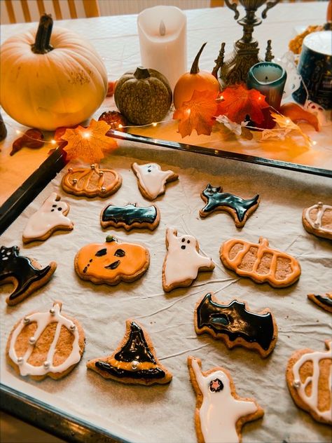 Cutesy Halloween Aesthetic, Fall Crafts Aesthetic, Cute Halloween Aesthetic, Fall Sleepover, Autumn Treats, Fall Szn, Halloween Baking, Fall Mood, Spooky Szn