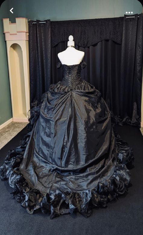 Gothic Ball Gown, Victorian Gothic Dress, Vintage Wedding Gowns, Goth Wedding Dresses, Medieval Theme, Gothic Victorian Dresses, Black Wedding Gowns, Victorian Wedding Dress, Gothic Medieval