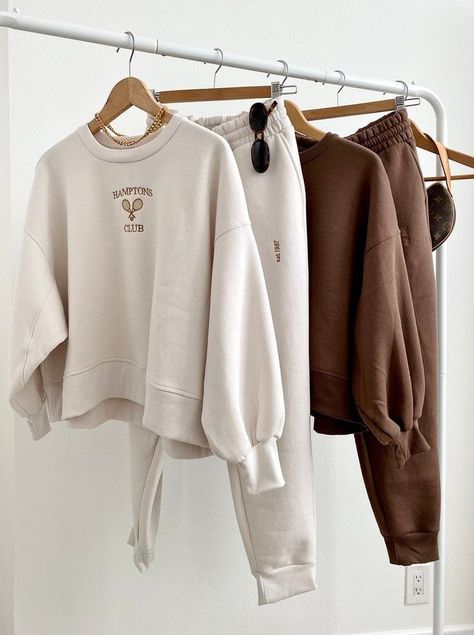 Chunky New Balance, Tennis Crewneck, Tennis Sweatshirt, Nike Jordans, Beige Sweatshirt, Balance Sneakers, Clothing Photography, Causual Outfits, New Balance Sneakers