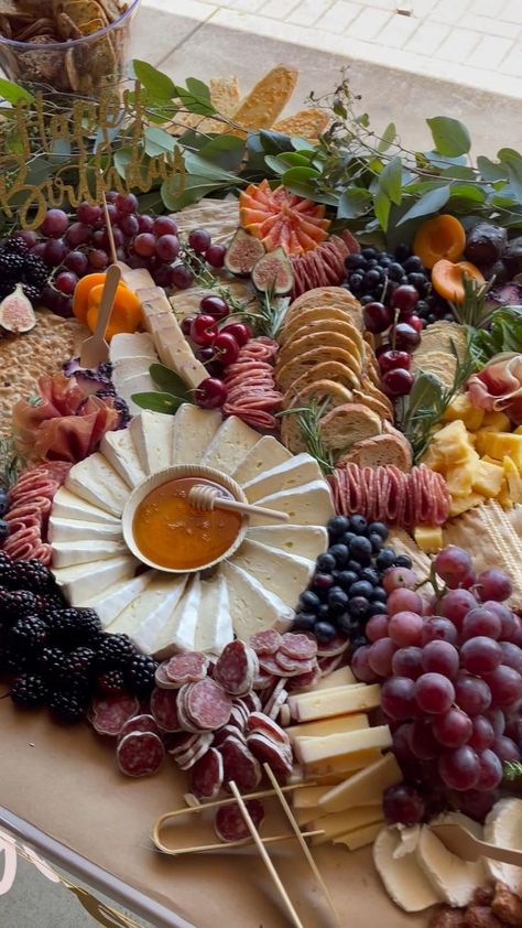 Charcuterie Appetizers, Charcuterie Board Meats, Catering Display, Party Food Buffet, Charcuterie Inspiration, Charcuterie Platter, Grazing Table, Snack Board, Party Food Platters