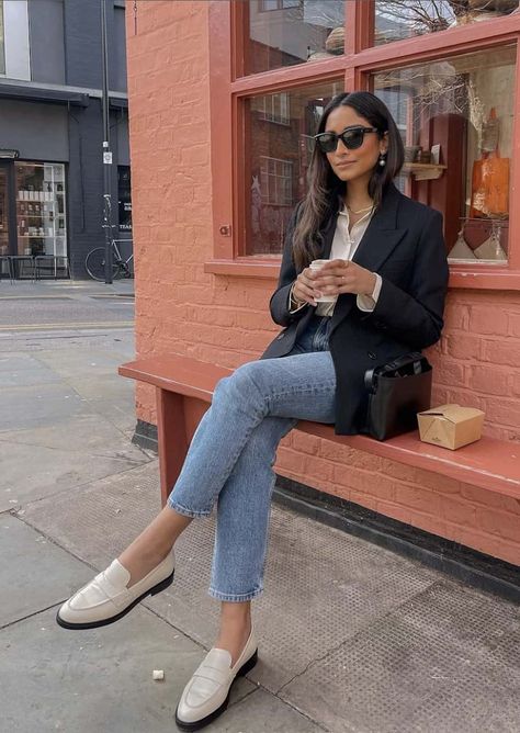 Spring Loafer Outfits Women, White Loafers Outfit, Loafers Women Outfit, Chic Blazer Outfit, Estilo Chic Casual, Jeans Blazer Outfit, Loafer Outfits, Outfit Elegantes, Vintage Wash Jeans